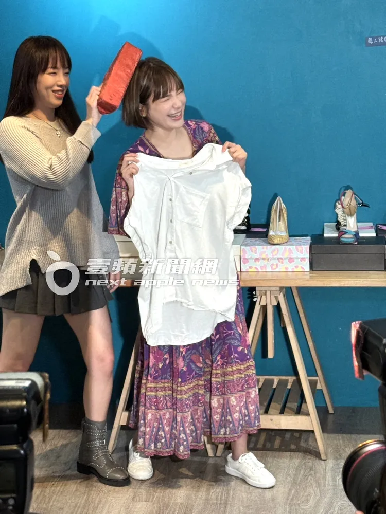 個性開朗的陳沂（右）在二手義賣會上，拿起案發當時的衣服義賣。特勤中心攝