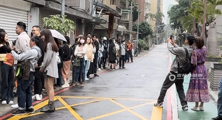 陳沂（右）在義賣會場外開心跟粉絲合照。特勤中心攝