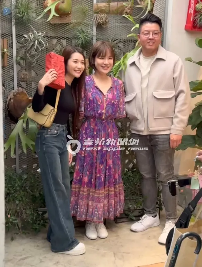 陳沂（中）讓粉絲拿著道具紅磚頭合照，場面歡樂。特勤中心攝