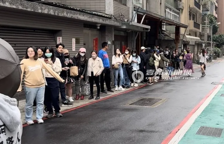 二手拍義賣會場外人山人海，超過百人排隊，陳沂和朱蕾安（右）出來招呼粉絲們。特勤中心攝