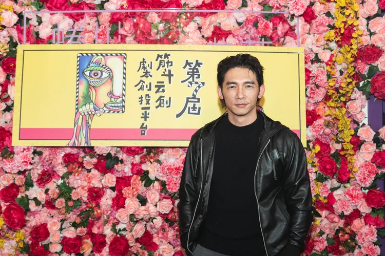 温昇豪為拍照還是有摘下墨鏡。筋斗云提供