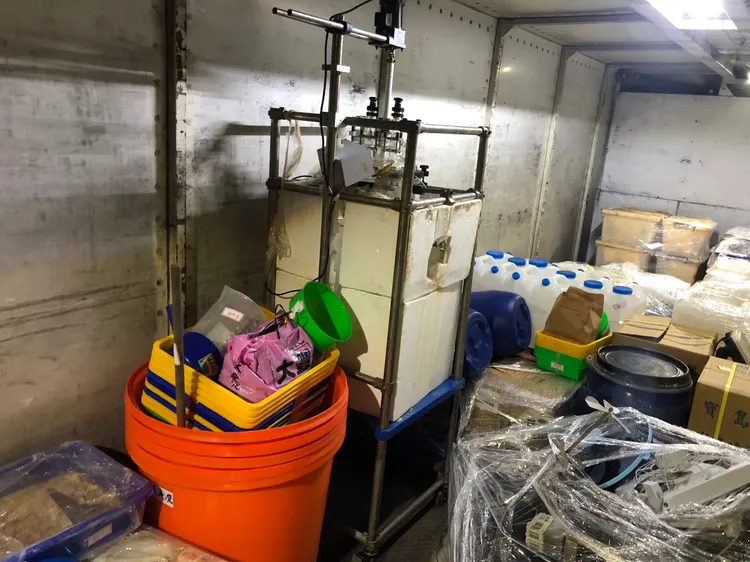 現場查扣大批製毒器具。民眾提供