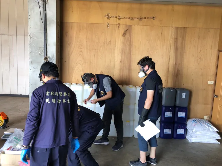 現場散發強烈製毒酸味，警方蒐證時必須戴上防毒面罩。民眾提供