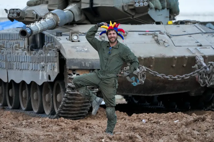 以色列即將對加薩走廊南部拉法巿發動攻擊。圖為以色列軍人慶祝猶太節慶「普珥節」。美聯社
