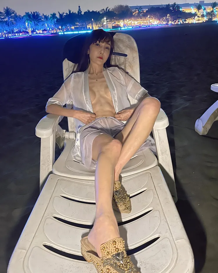 胡文英在旗津放送好身材。翻攝自臉書「美魔女胡文英」