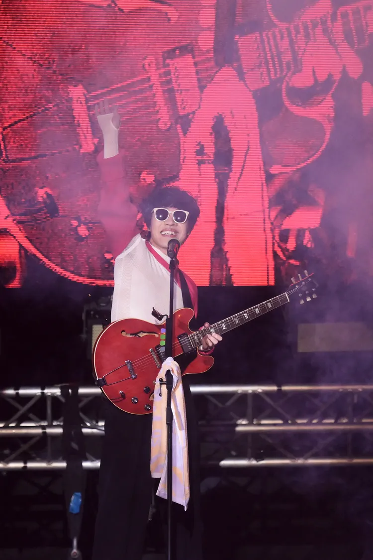 盧廣仲戴著墨鏡身著桃紅色背心亮眼登場。添翼創越提供