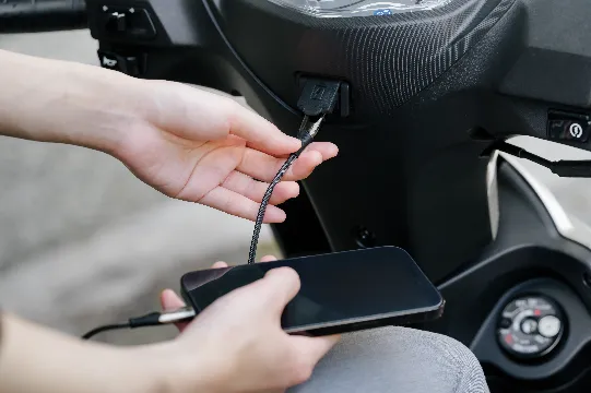 SYM全新迪爵125同步升級效率更好的QC3.0 USB充電座。原廠照片