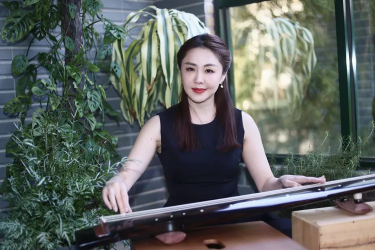 李婉鈺彈琴架式有模有樣，樂聲悠揚聽得出來有用心學。彭欣偉攝