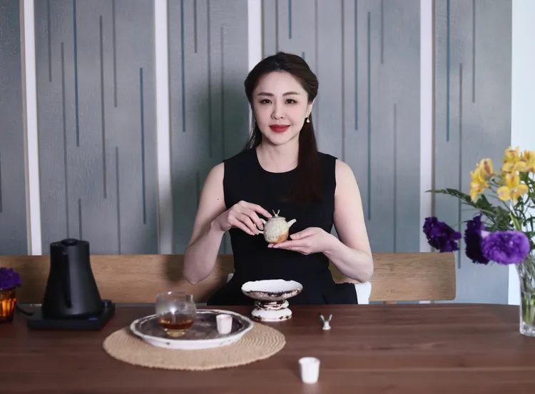 李婉鈺精心準備茶具與茶葉現場泡茶給大家品嘗，對於沖水倒茶、洗杯聞香順序絲毫不馬虎。彭欣偉攝