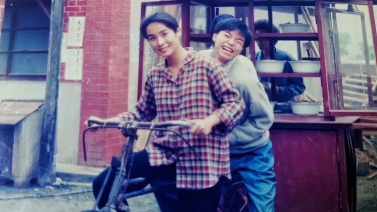 吳鈴山（右）扮的腦麻「康安」深植人心，左為金素梅。吳鈴山提供