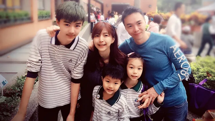 吳鈴山（右）3個孩子都讀私立明星學校，年學費60萬。吳鈴山提供