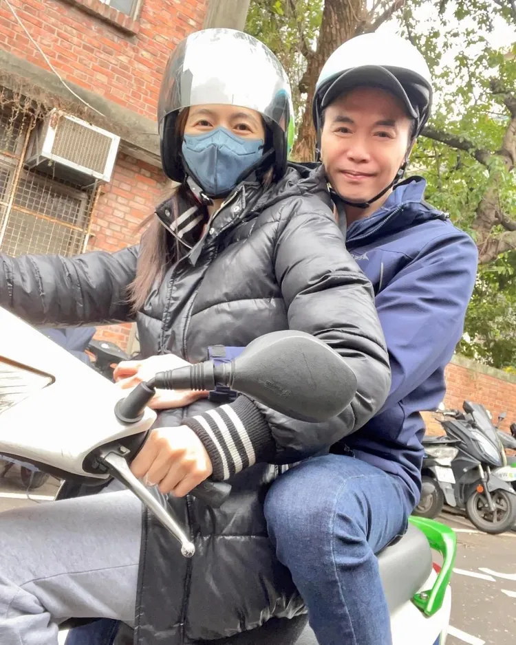 黃崇蘭（左）租摩托車載老公吃火鍋。翻攝吳鈴山臉書