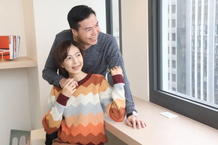 吳鈴山（後）和黃崇蘭結婚25年。彭欣偉攝