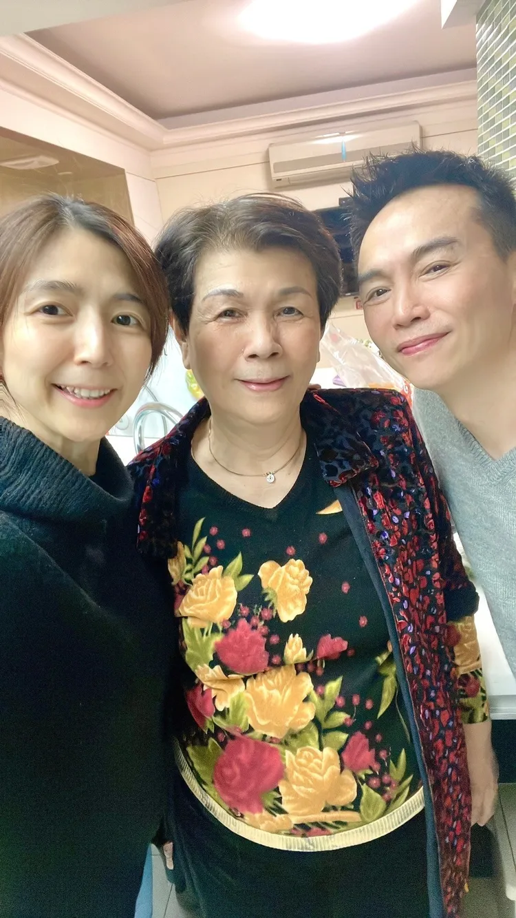 吳鈴山（右起）很感謝岳母當年不嫌棄，左為黃崇蘭。吳鈴山提供