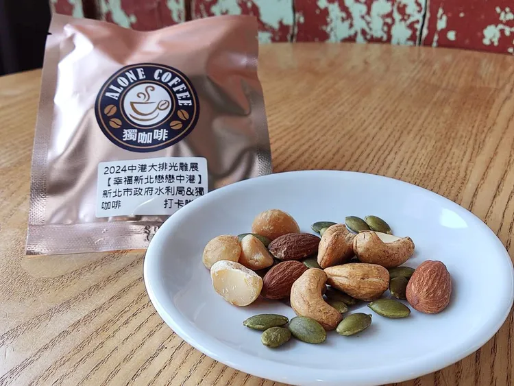 在光雕河廊拍照或錄影片上傳至個人社交網路平台，可於當日下午6點-8點領取一日堅果包，每日限量100份。水利局提供