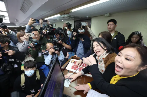 立院混戰!吳思瑤被國民黨女戰神「勒住抱走」 爆推擠衝突