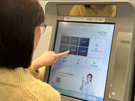 捷運國泰世華ATM螢幕變大了 快速提款輸密碼後只要兩步驟