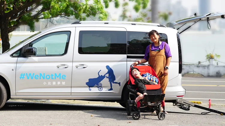 福斯商旅將一台Caddy Maxi福祉車打造成「小比圓夢號」，並期許藉由小比圓夢號，來喚起國人對於無障礙移動議題的重視。業者提供