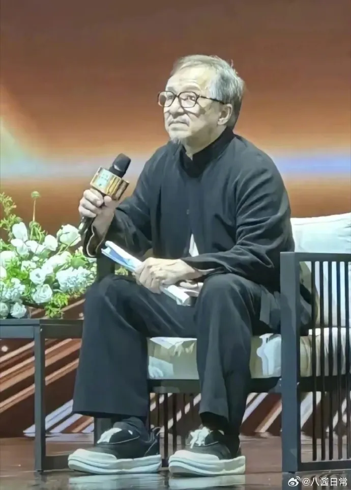 成龍出席活動滿頭白髮。翻攝八醬日常微博