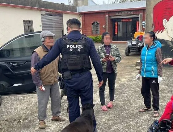 警員護送老翁返家。大園警分局提供