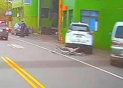 老翁摔倒。大園警分局提供