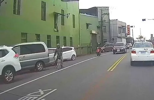 老翁騎單車被自己拐杖絆倒仆街　大園警路過急伸援手