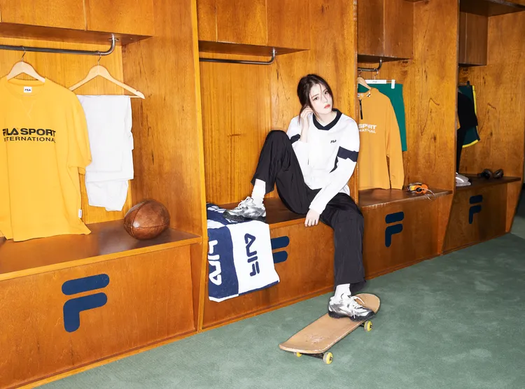 韓素希以黑白運動套裝與低馬尾的造型秀出隨性美貌。品牌提供