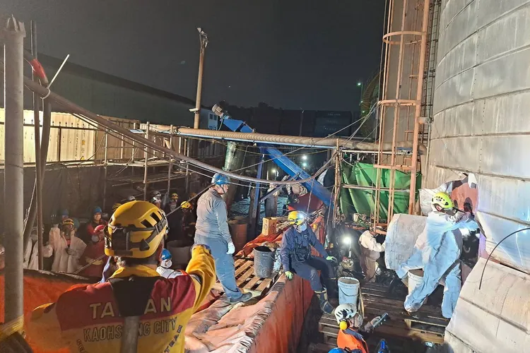 警消切割槽體救人。高市消防局提供