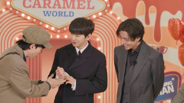 俞承豪（中）雙手空空沒帶飾品，《RM》成員直接嚇唬要扒光身上衣物才准回 家。中天綜合台提供