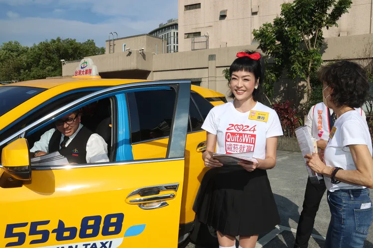 唐玲發戒菸傳單給小黃司機們。彭欣偉攝