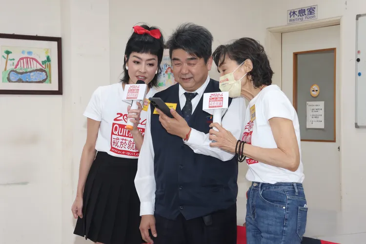 唐玲（左起）、司機羅先生和陳淑麗call out給羅太太。彭欣偉攝