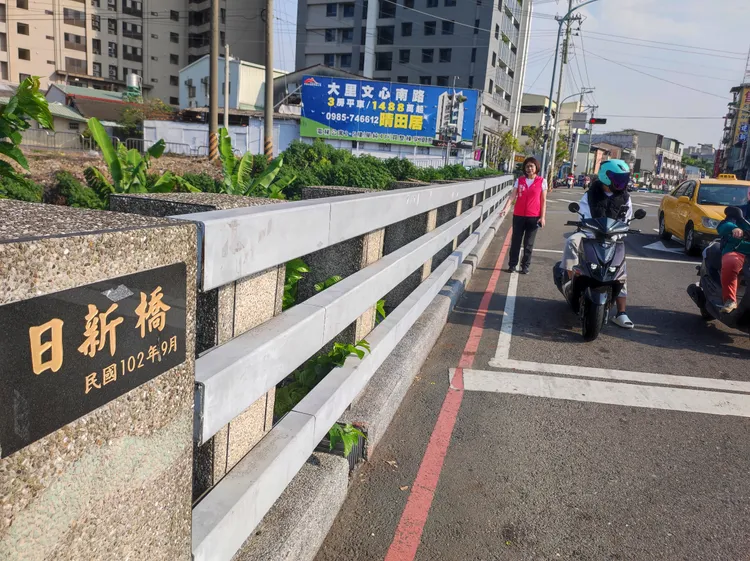 大里日新橋沒有行人行走的空間，市議員張芬郁要求市府改善。張芬郁提供