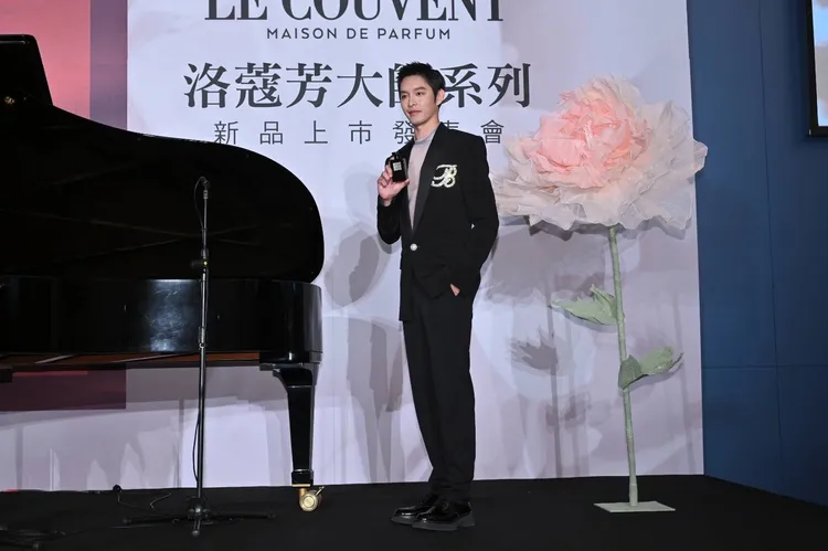 曹佑寧換上黑色西裝搭配透膚上衣帥氣亮相。攝影中心攝