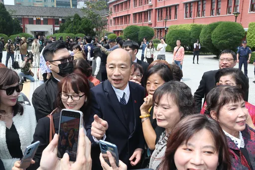 韓國瑜「歐巴」上身!她們激動嬌喊:院長我愛你 聽到這事表情超失落