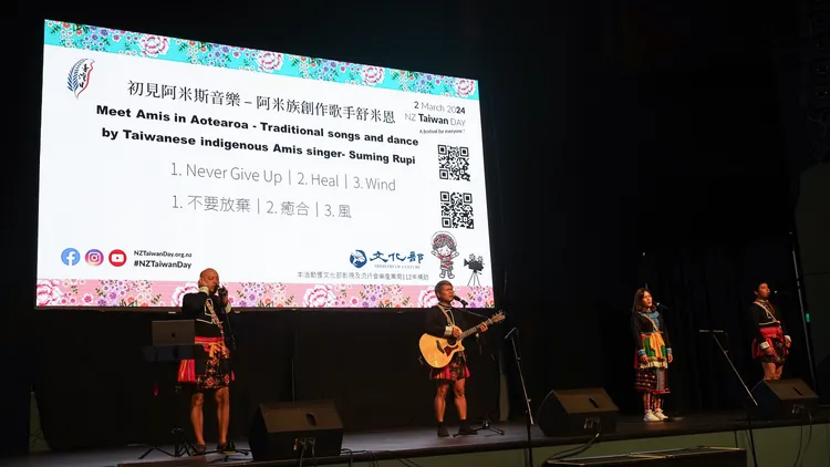 舒米恩親自教唱阿美族的傳統音樂，更賣力推廣去年大獲好評的「阿米斯音樂節」。米大創意提供