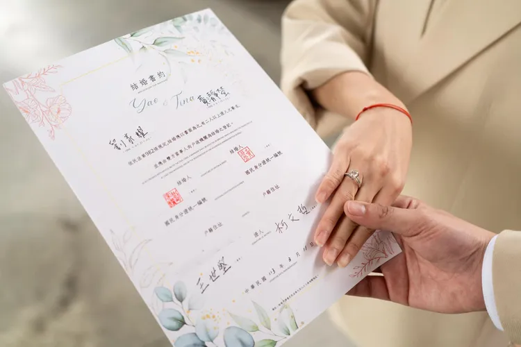 黃瀞瑩結婚書約上的證婚人是柯文哲和王世堅。翻攝自黃瀞瑩臉書