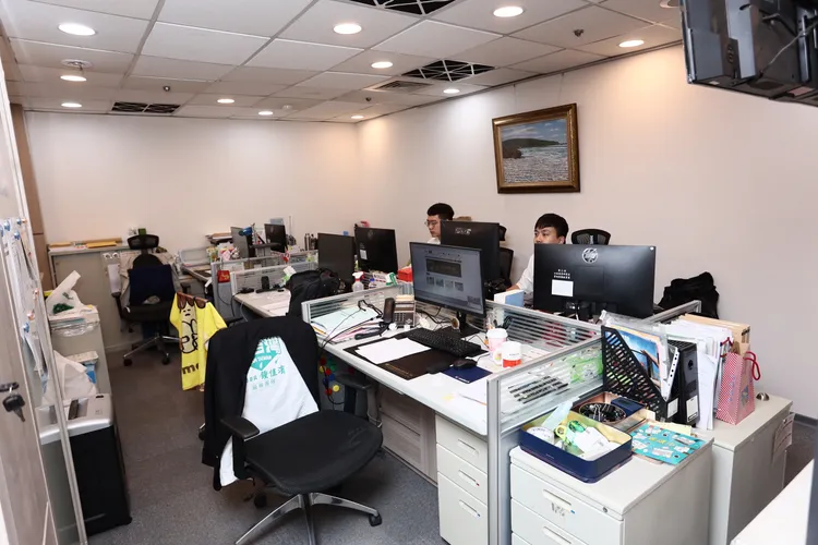 一進辦公室，最先看到的是助理辦公空間。彭欣偉攝