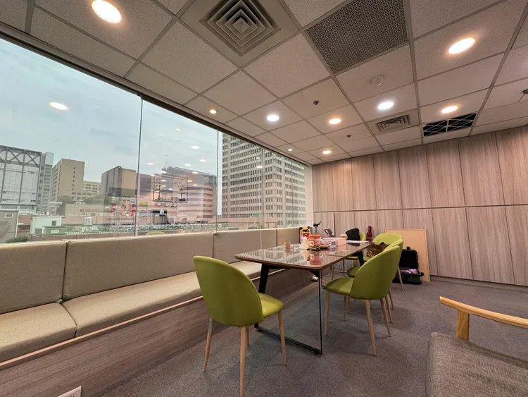 窗外可以看到中央聯合辦公大樓。彭欣偉攝