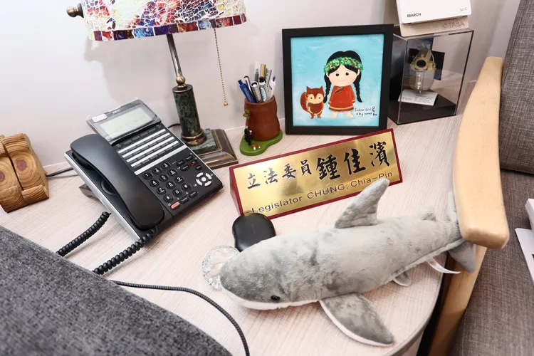 鍾佳濱的辦公室沒有桌子，將立委名牌放置在矮桌上。彭欣偉攝