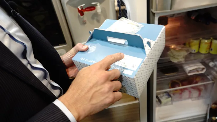 鍾佳濱從冰箱拿出派，還認真向記者解說「國際π日」的由來。彭欣偉攝