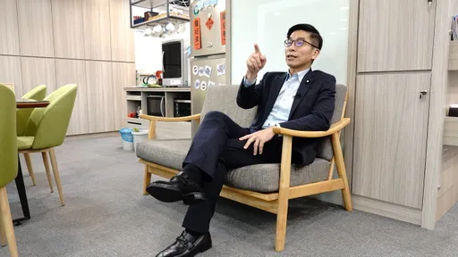 壹蘋開箱|鍾佳濱辦公室擁咖啡廳+整片觀景窗! 直播間藏蒂芬妮綠單車