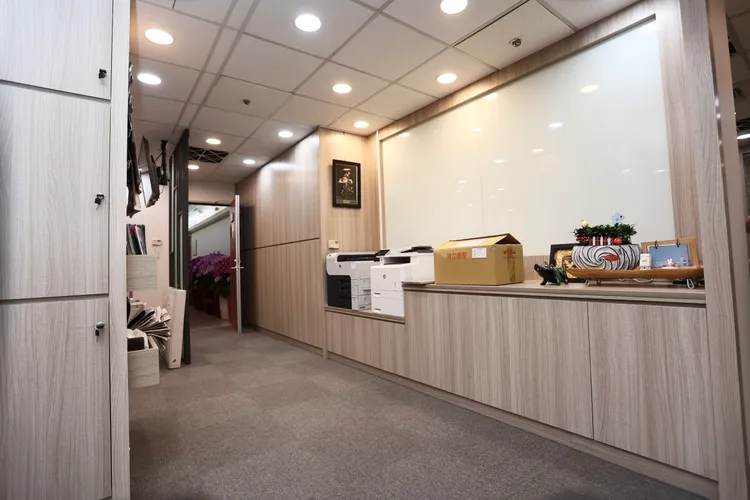 櫃子上擺著支持者送給鍾佳濱的禮物，以及印表機等。彭欣偉攝