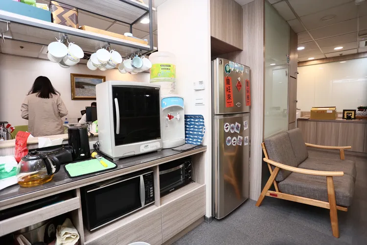 沙發旁成為小型茶水間。彭欣偉攝