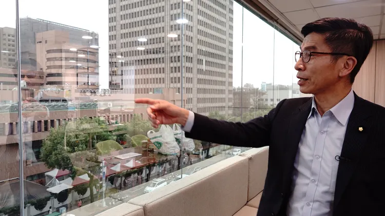 窗外的景色僅有辦公大樓，但辦公累了仍可以看看窗外偷閒片刻。彭欣偉攝