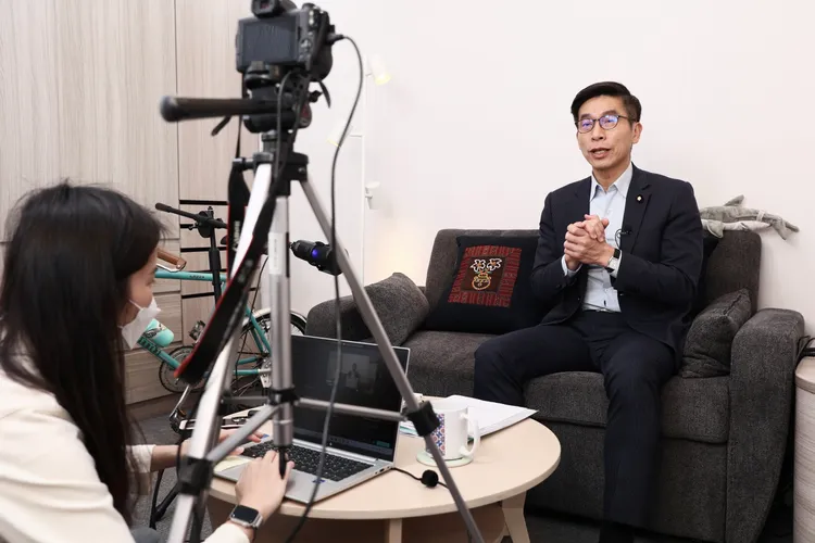 鍾佳濱的辦公室在每週四都會化身成直播間。彭欣偉攝