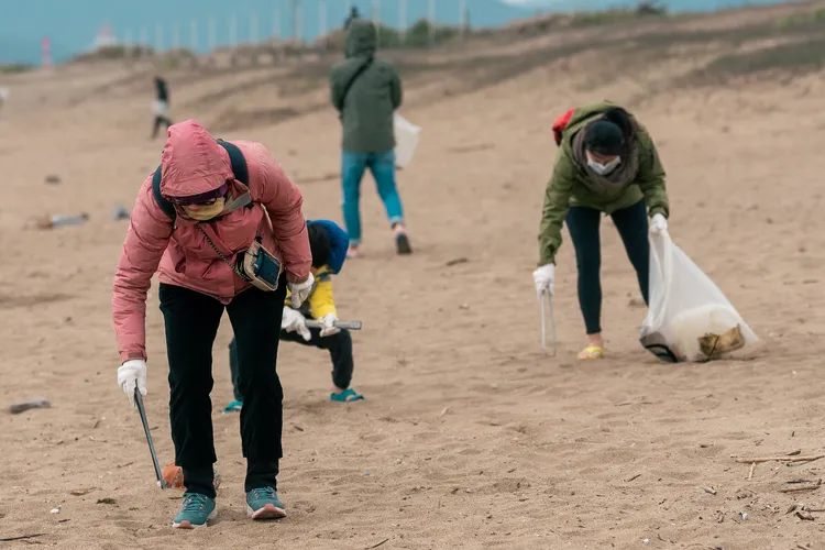 萬金石馬拉松民眾參與淨灘跑。體育局提供