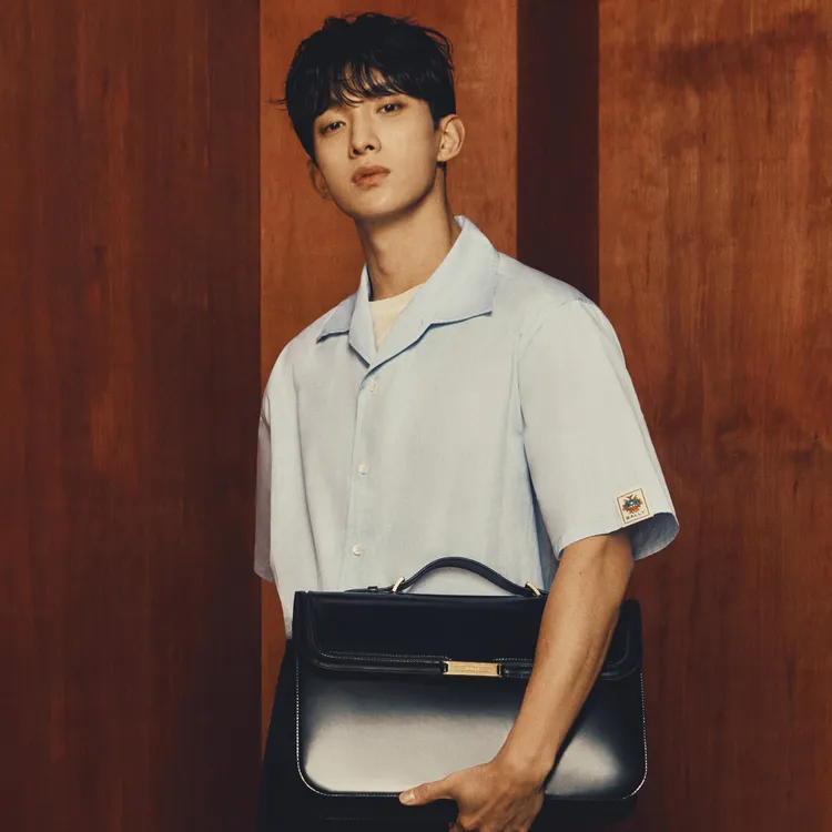 DK以辦公室穿搭化身職場型男。品牌提供