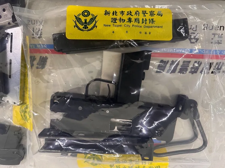 警方查扣改造槍枝、機械一批，發現嫌犯上網買生存遊戲配備來改槍，也正在研究製作毒品。翻攝畫面