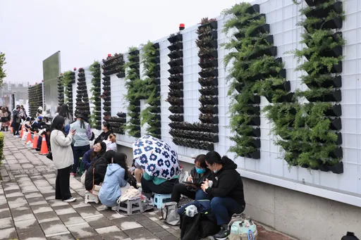 台中巨蛋開工典禮 為看五堅情、玖壹壹!粉絲冒雨排隊入場