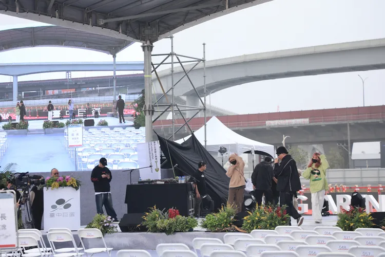 演出團體進行彩排。市府提供